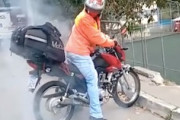 まさかのオチ。壁ドンスタイルでタイヤスモークを上げて喜んでいたバイク乗りがｗｗｗ