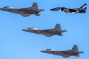 米空軍のF-22ラプターとMiG-29がミッシングマン編隊を披露…第4477試験評価飛行隊の初代指揮官を追悼！