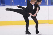わ～お！宇野昌磨選手、滑る姿が本田真凜選手より大きく見える驚き。氷上で輝く二人の美しい競演に心奪われる瞬間
