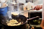 【悲報】中華料理のチャーハン、とんでもなく油つかってる