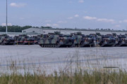 ポーランドの保管施設に鉄道で到着した米陸軍のM1エイブラムス戦車！