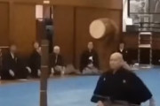 海外「速過ぎる」居合いの達人の目にもとまらぬ「抜刀術」が凄すぎて海外勢が大興奮！海外の反応