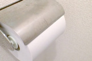田舎のトイレでよく見る貼り紙「トイレットペーパーを持ち出さないでください」←持ってく奴なんかいねーよ