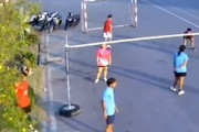 【動画】ゴールポストが倒れて28歳の女性が亡くなった事故。
