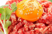 昔の焼肉屋の客「レバ刺しとユッケとカルビちょうだい！」店主「あいよ」