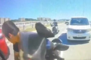 【動画】沖縄で激しくぶつかってきたバイクに当て逃げされてしまうドラレコ。