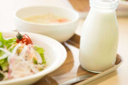 牛乳がご飯と合わないのはわかっています…それでも私たちが「給食に牛乳」をかたくなに続けている理由