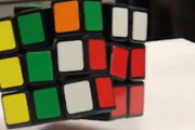 日本人が作った「宙に浮く全自動ルービックキューブ」に海外衝撃