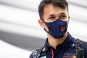 レッドブル代表ホーナー、アルボンを2022年のマシン開発のために今年一杯働かせると明言