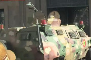 南米ボリビアで軍事クーデター、大統領官邸の正門に軍の装甲車が突入！