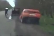 【動画】ロシアで警察に追跡された運転手、真っ二つに割れた車で逃走