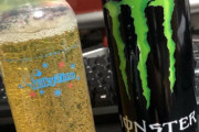 【悲報】モンスターエナジーを哺乳瓶で飲むのが流行してしまうｗｗ