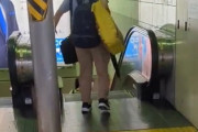 【動画】エスカレーター歩くの絶対許さないおじさん、駅を恐怖に陥れる