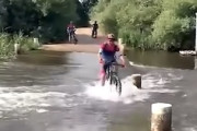 【動画】水没した橋に挑んだチャリンカー、愛車に逃げられてしまう（ノ∇`）