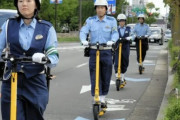 【画像】日本の警察官さん、電動キックボードに乗り始める