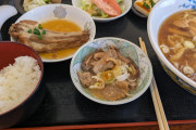 謎の定食屋でラーメン定食食べてる