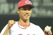 カープ二俣プロ初安打を巨人岡本が祝福！1塁ベース上で師匠から「おめでとう」