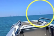 【動画】ヘリコプターの海上不時着を目撃したボートによる救助活動。