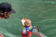 生後6ヶ月の赤ん坊が水上スキーに挑戦→無事成功で世界記録樹立するも児童虐待だと批判が殺到してしまう