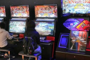 【悲報】ガンダムゲーマー勢、ゲーセンが火事になってもゲームをやめられず筐体に居座り続けるｗｗｗｗｗｗ