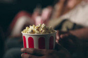 【超朗報】映画館で無料でポップコーンが食べられるライフハックが見つかる