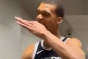 【NBA】ウェンバンヤマが進撃の巨人のポーズでファイナル進出を祝う
