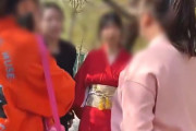 【動画】中国、また和服コスプレで記念撮影の女性に他の通行人がイチャモンつけ口論に！