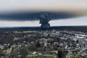 米オハイオ州で化学物質を載せた120両の列車が脱線事故で大爆発して有毒物質が蔓延中