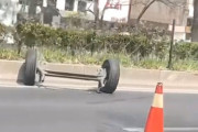 【動画】中国製自動車、こんな脱輪は見たことない！車軸ごと両輪一緒に脱輪～！