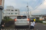【三重】飛び出した小さな女の子がワゴンRに勢いよくはねられるドラレコ(@_@;)