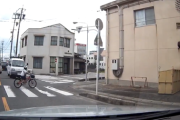 【動画】運転手さん完璧な運転で横断中の小学生を守ってしまう