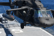 海自護衛艦「あまぎり」は米陸軍「UH-60Lブラックホーク」ヘリと発着艦訓練を実施…関東南方海空域！