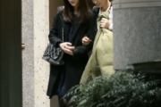 【画像】佐々木希さん、共演者と腕を組んで帰る様子を週刊誌に撮られる・・・