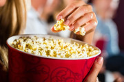 鬼滅の映画見に行ったら両隣をポップコーン食う奴に囲まれて地獄だった