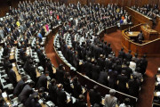 災害の多い日本で国会議員たちがみんな仲良くヘルメットをかぶる様子（海外の反応）