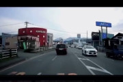 【動画】FIAT500が対向車線へはみ出し次々と追突してしまう