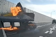【千葉】追突炎上！東関東道で発生したどこ見て運転の事故映像がこわい。