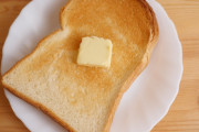 食パンにマーガリン塗ってトースターで焼く