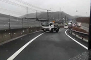 濡れた路面でトラックがスピン！走れ走れいすゞのトラック～♪（但しバックで）