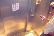 【動画】なにそれ怖い。中国のエレベーターで撮影された奇妙な事故。