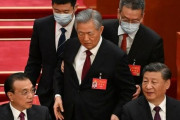 【画像】中国の胡錦濤前国家主席、党大会閉幕式で突然腕を掴まれ連れ出される