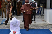 むち打ち刑に初の女性執行部隊を結成…インドネシア宗教警察！