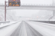 【疑問】なんで高速道路に『雪対策』をしてないんだ？？？？？？