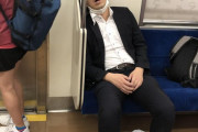 【画像】こう言う電車内の迷惑な奴ｗｗｗ
