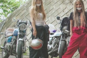 【画像】お前らこういうバイク女子好き？
