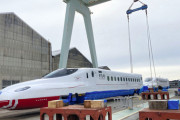 【朝日新聞】今秋開業予定の西九州新幹線「かもめ」が完成。長崎県の大村車両基地に向け海上輸送へ