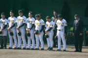 阪神２軍ナインが試合前に野村克也氏に黙とう