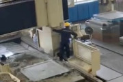 【動画】大型の機械に巻き込まれた男性が大回転して重傷を負った事故。