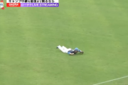 【朗報】なんたる江越！ライト線の打球をダイビングキャッチ！！