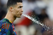 【サッカー】メッシやＣ・ロナウドが試合中にツバや水を吐き出す理由とは？〝科学的根拠〟を英紙が報道